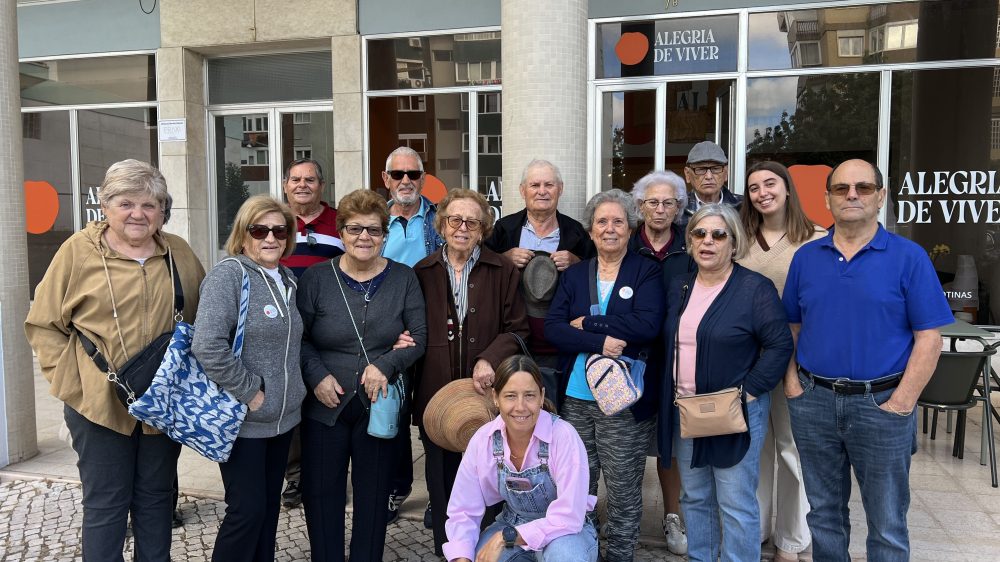 Grupo de mais velhos com voluntários à porta da Csa aAlegria de Viver preparados para uma Alegria da Caminhada