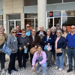 Grupo de mais velhos com voluntários à porta da Csa aAlegria de Viver preparados para uma Alegria da Caminhada