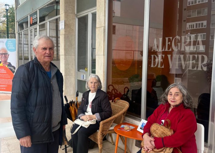 Três mais velhos a conviver na esplanada da Alegria de Viver.
